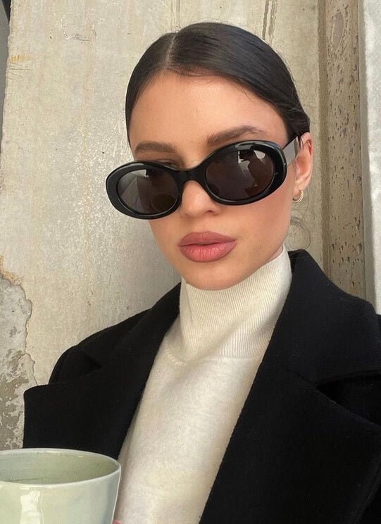 Women’s round sunglasses with wide plastic frame – retro style