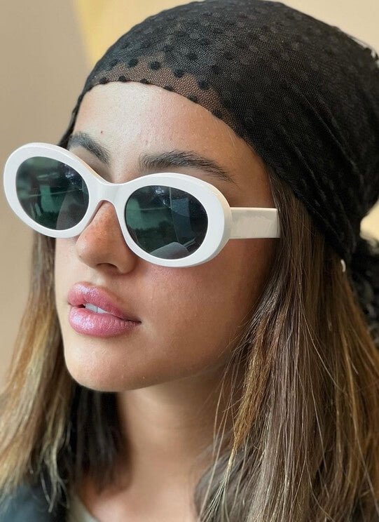 Women’s round sunglasses with wide plastic frame – retro style
