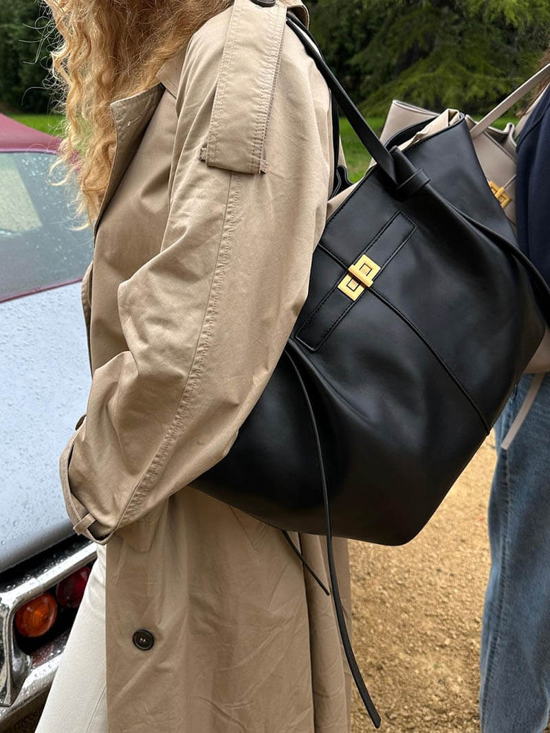Women’s trapeze-shaped tote bag in faux leather with handles and strap closure