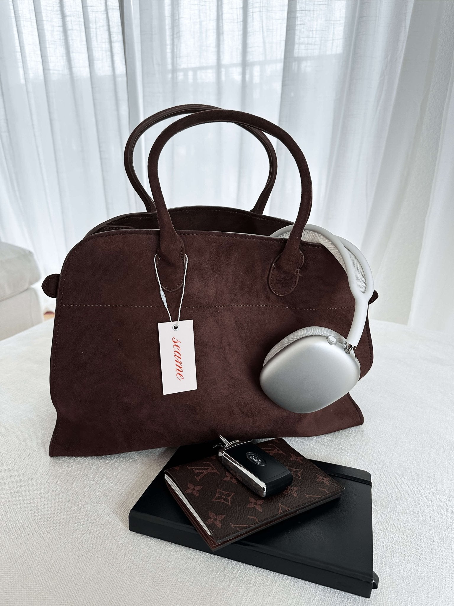 Women’s Boston bag in dark brown suede-look material with handles and zipper closure